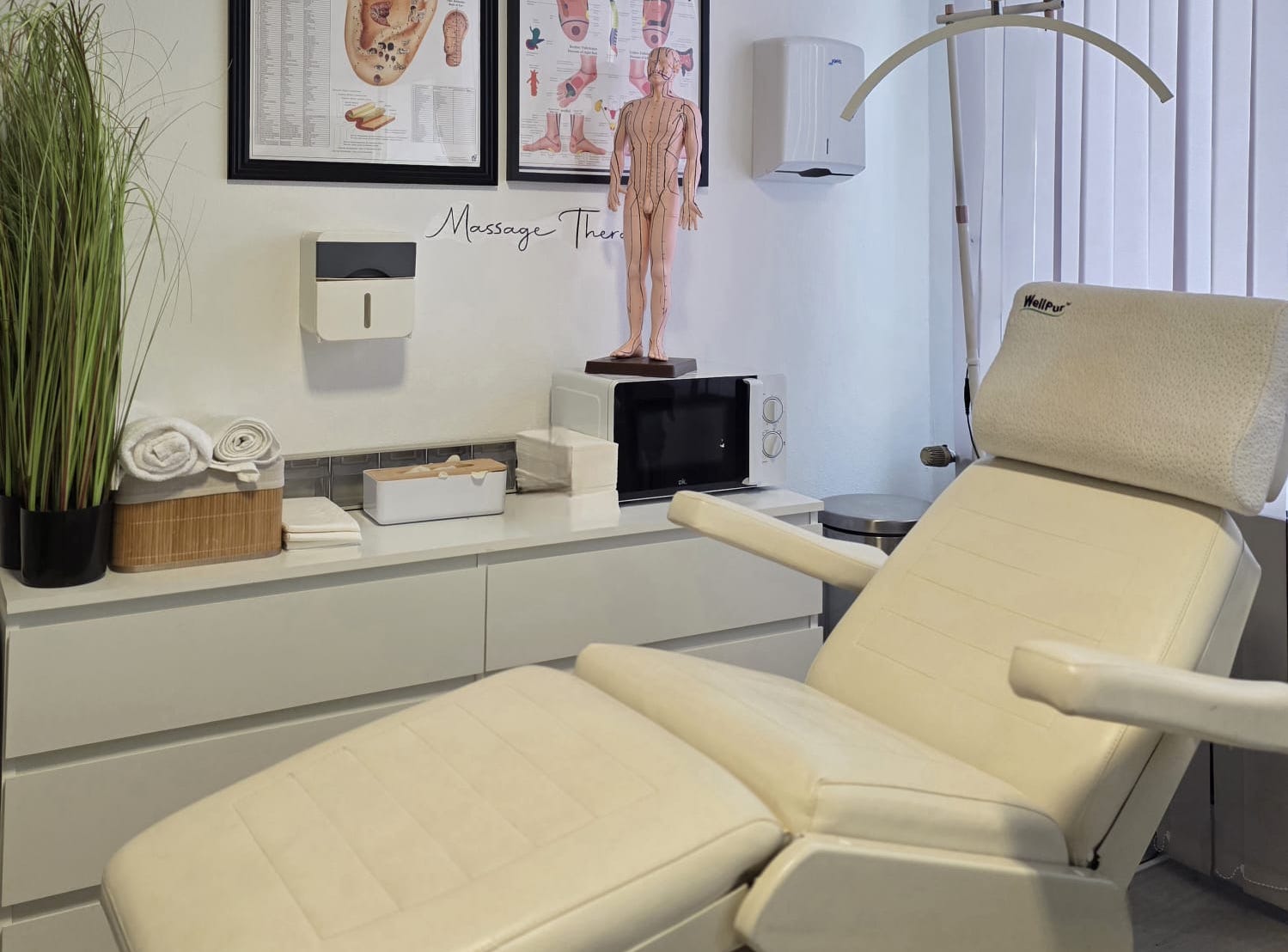 Heilpraktiker Praxis Recklinghausen - Moderne Behandlungsliege und professionelle Praxisausstattung