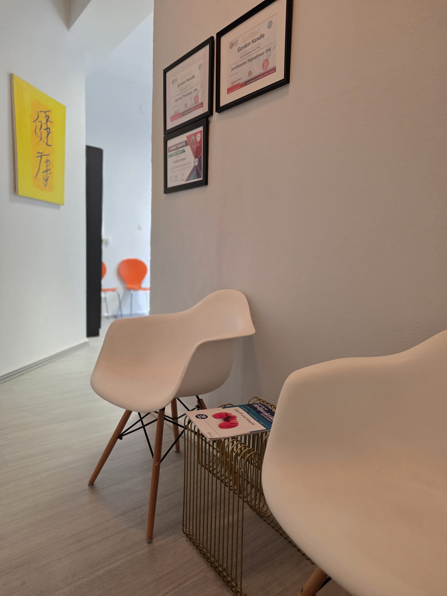 Heilpraktiker Gordon Handle - Wartebereich mit Zertifikaten